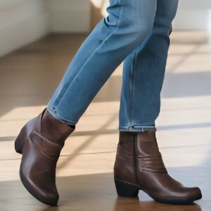 Clarks Bendables Brown Leather Ankle Booties Sz 7 Comfort Shoes